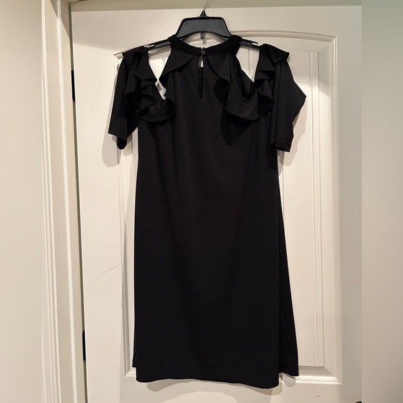 Jennifer Lopez Black cold shoulder dress with ruffle design - Picture 2 of 7